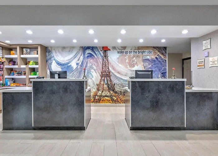 La Quinta Inn And Suites By Wyndham Paris